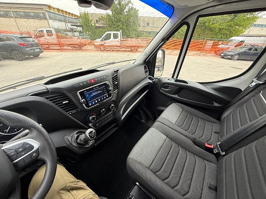 Vehicle image 15 / 19