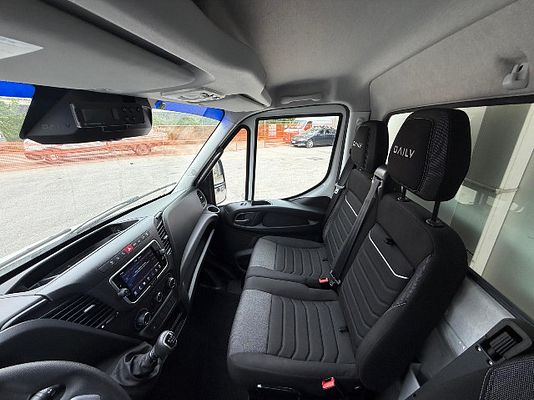 Vehicle image 17 / 19
