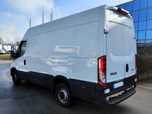 Vehicle image 4 / 15