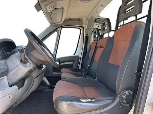 Vehicle image 9 / 12