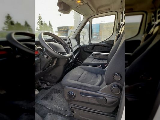 Vehicle image 3 / 3