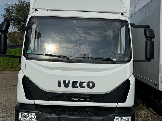Vehicle image 3 / 6