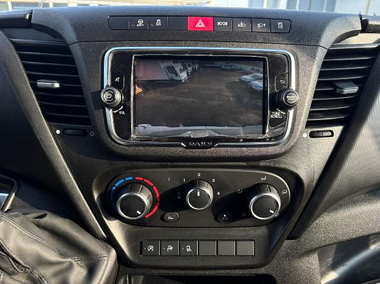 Vehicle image 11 / 12