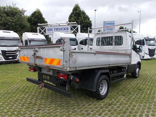 Vehicle image 3 / 13