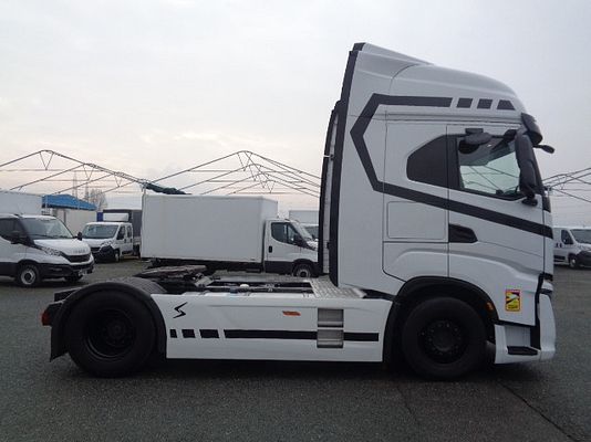 Vehicle image 8 / 16