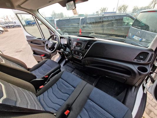 Vehicle image 8 / 12
