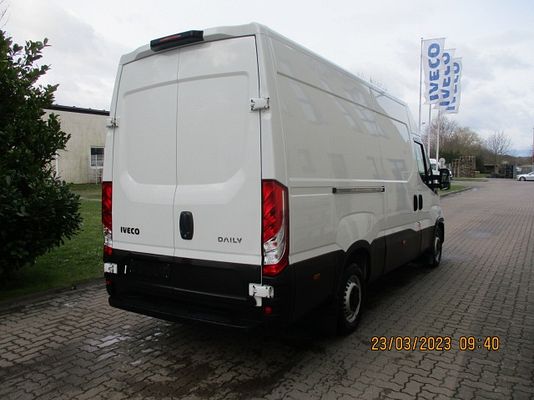 Vehicle image 3 / 5