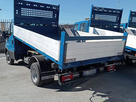 Vehicle image 3 / 7