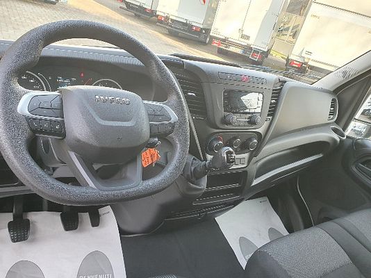 Vehicle image 10 / 10