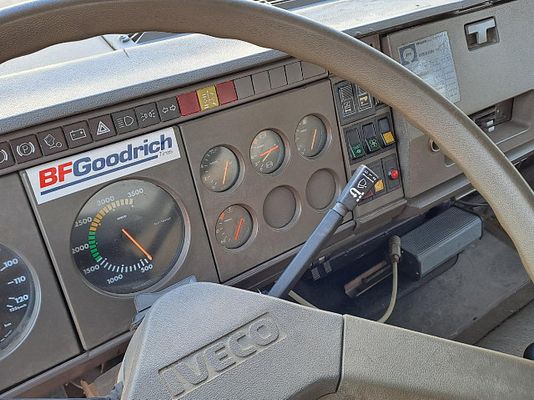 Vehicle image 9 / 12
