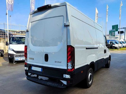 Vehicle image 3 / 15