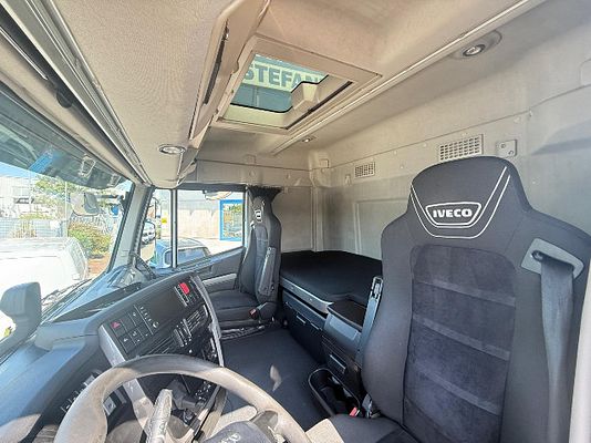 Vehicle image 6 / 13