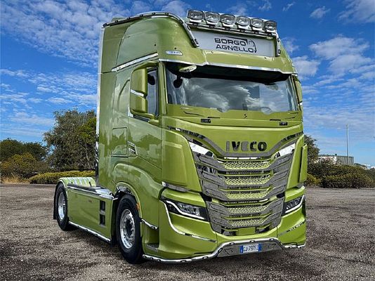Vehicle image 2 / 15