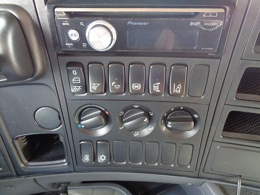 Vehicle image 10 / 14