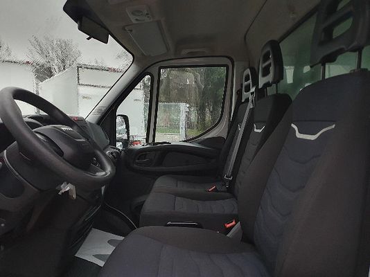 Vehicle image 8 / 9
