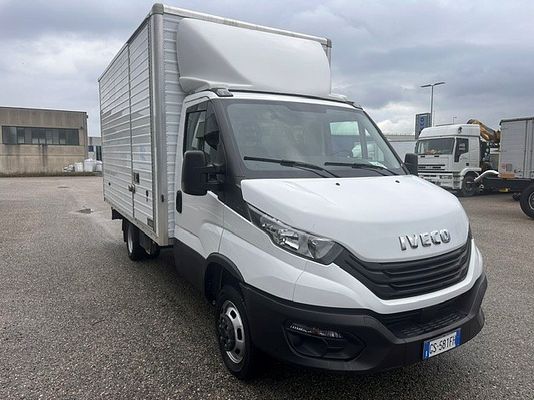 Vehicle image 3 / 18