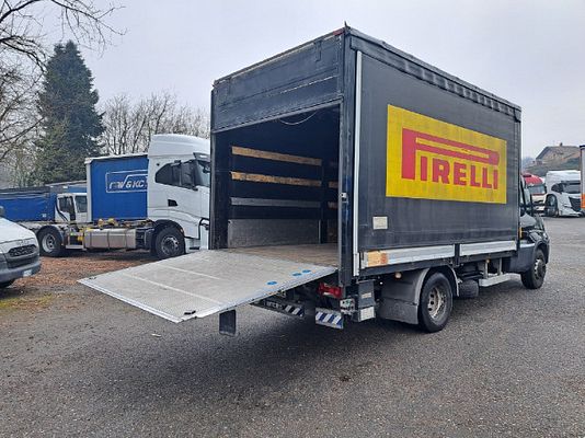 Vehicle image 8 / 16
