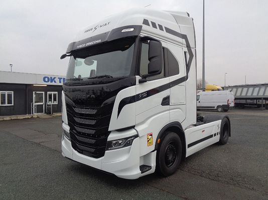 Vehicle image 2 / 16