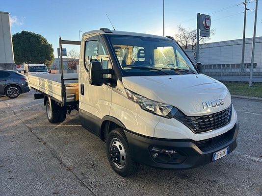 Vehicle image 11 / 18