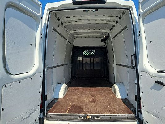 Vehicle image 9 / 15