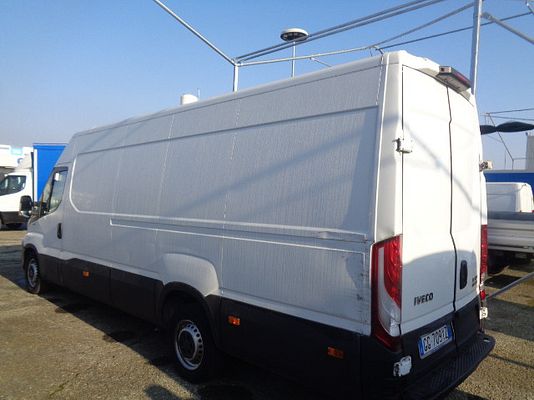 Vehicle image 3 / 11
