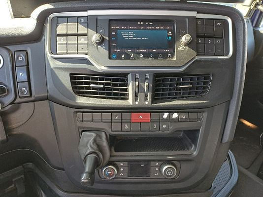 Vehicle image 9 / 15