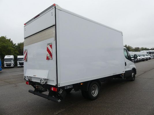 Vehicle image 4 / 6