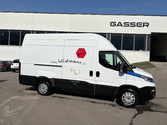 Vehicle image 3 / 8