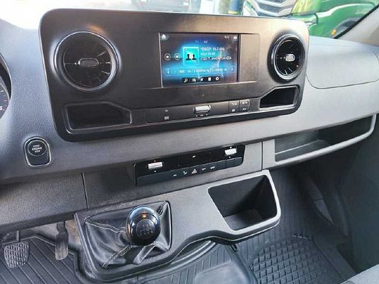 Vehicle image 8 / 10