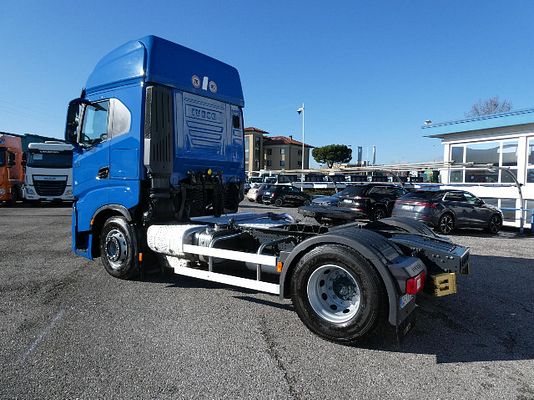 Vehicle image 6 / 15