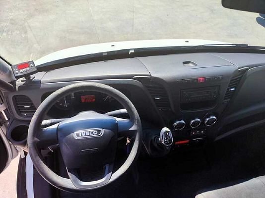 Vehicle image 8 / 13