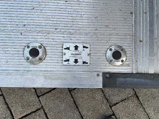 Vehicle image 10 / 13