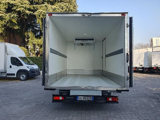 Vehicle image 8 / 10