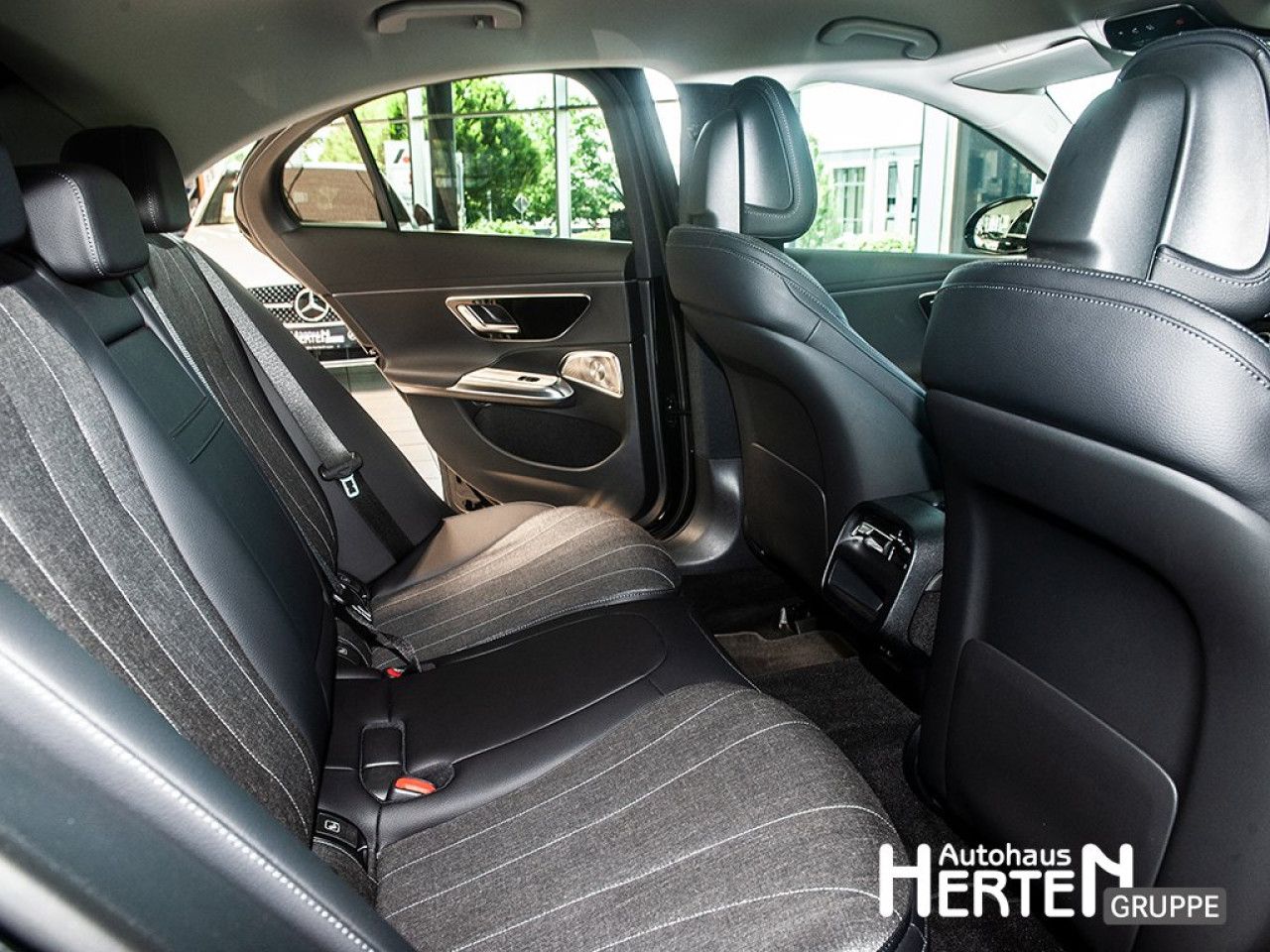 Mercedes-Benz E-Klasse – Bild 17