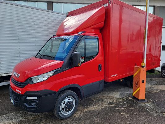 Vehicle image 2 / 5