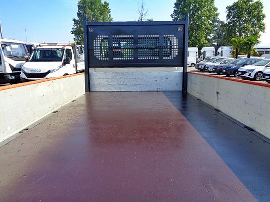 Vehicle image 8 / 14