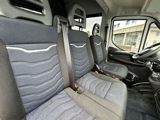 Vehicle image 3 / 14