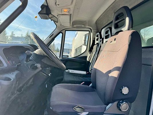 Vehicle image 9 / 11