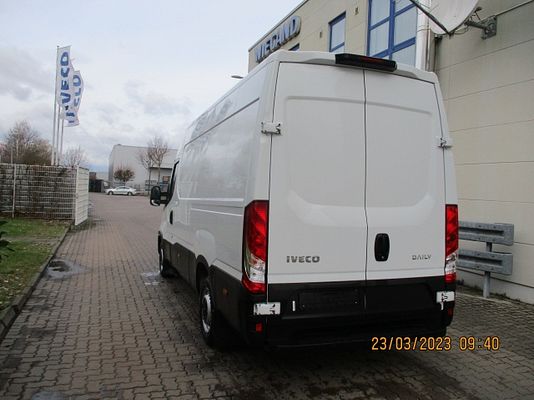 Vehicle image 4 / 5