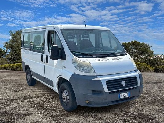Vehicle image 2 / 12