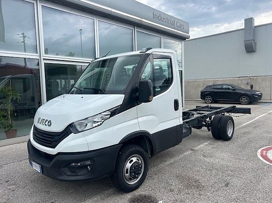 Vehicle image 1 / 13