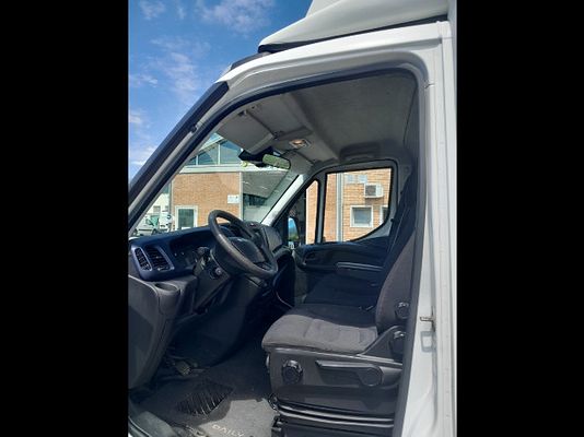 Vehicle image 15 / 17