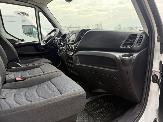 Vehicle image 12 / 15