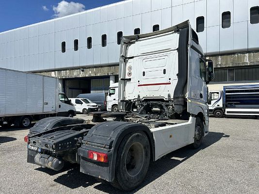 Vehicle image 9 / 15