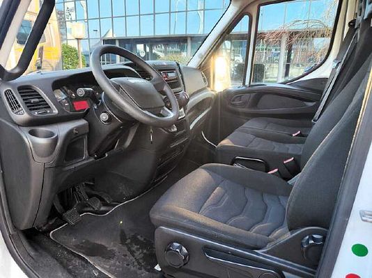 Vehicle image 6 / 9