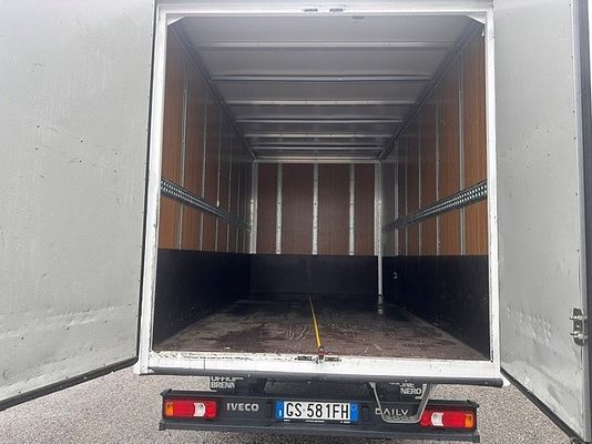 Vehicle image 9 / 18