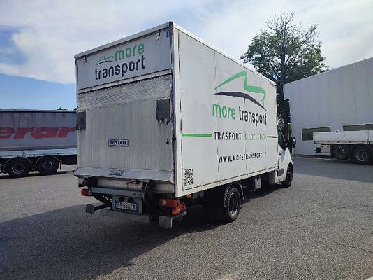 Vehicle image 4 / 9