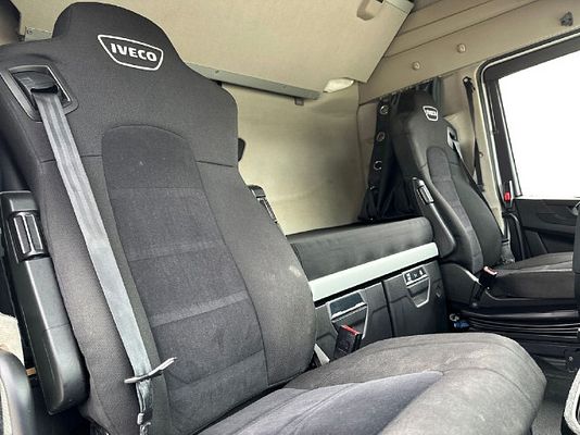Vehicle image 3 / 16
