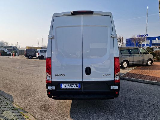 Vehicle image 7 / 9