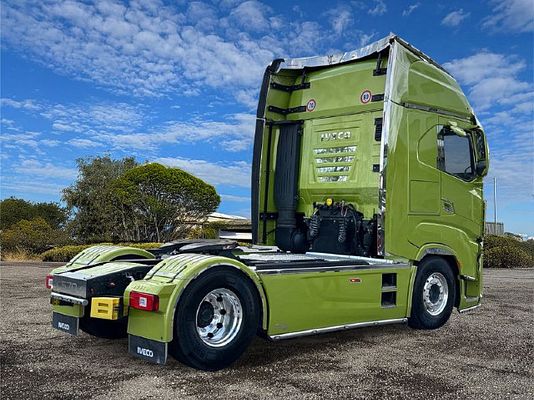 Vehicle image 4 / 15